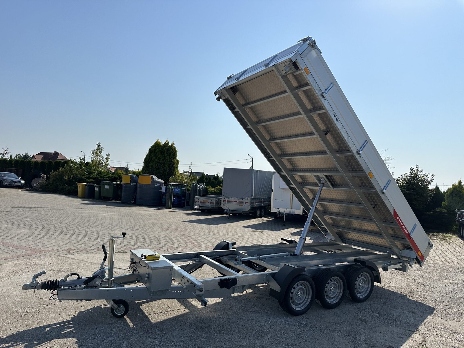 Remorque benne basculante à trois essieux Temared Tipper 3 500 kg – Image 1