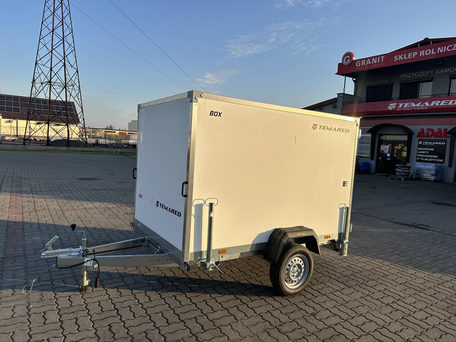 Remorque fourgon SMART BOX avec rampes Temared basculant 750 kg – vue 2