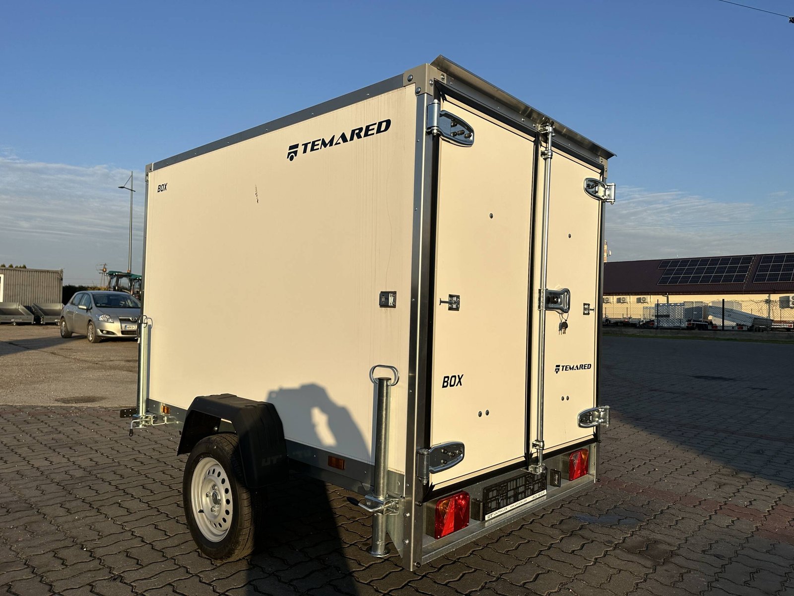 Remorque fourgon SMART BOX avec rampes Temared basculant 750 kg – vue 9