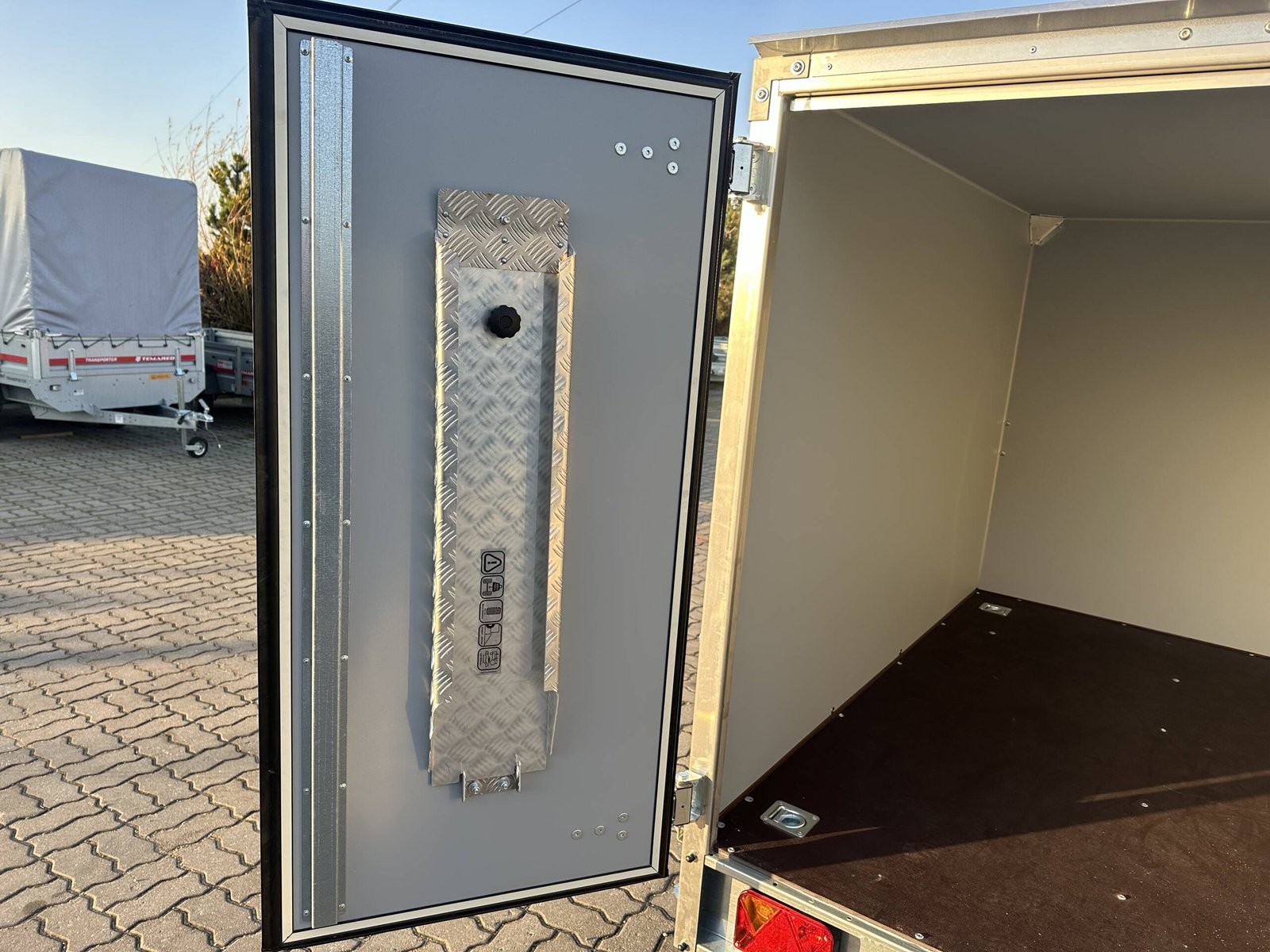 Remorque fourgon SMART BOX avec rampes Temared basculant 750 kg – vue 11