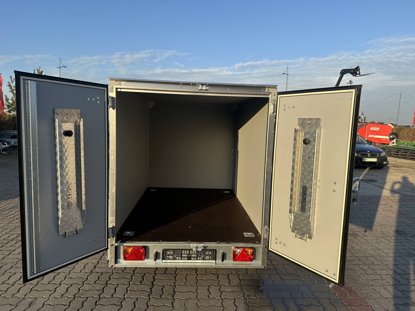 Remorque fourgon SMART BOX avec rampes Temared basculant 750 kg – vue 13
